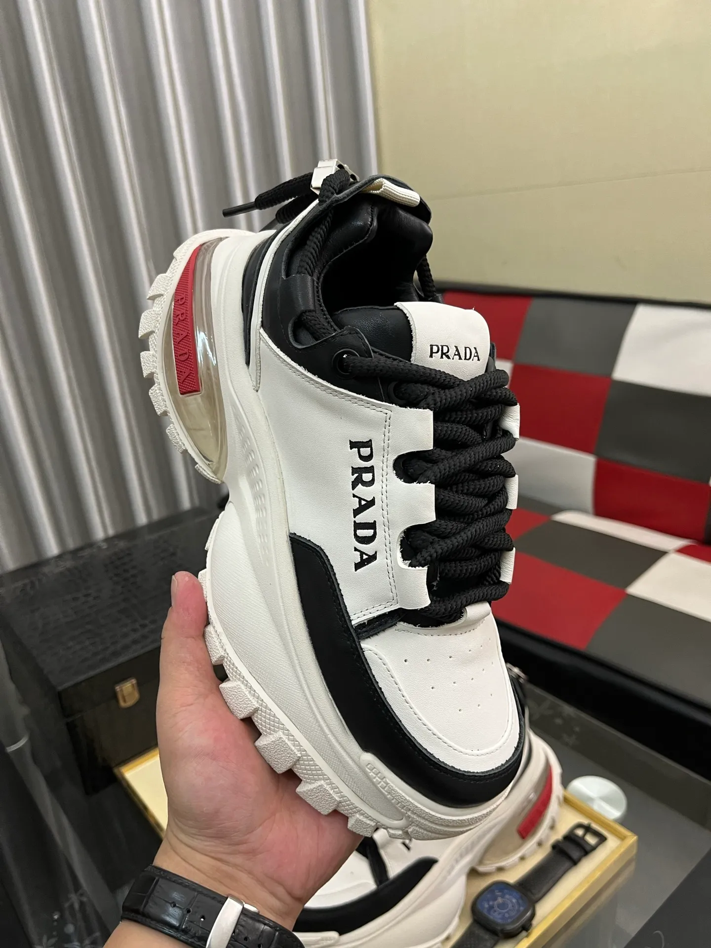 Men's shoes 💰: 800⌚️⌚️🔝High version The new PRADA (Prada) counters are launched simultaneously. The new men's shoes and 😘fabric are selected from first-layer cowhide and are made by pure handicrafts. Lining: Full cowhide lining. 👍🏿 High-end ☄️ air-cushion molded anti-slip rubber outsole, exquisite lines, simple and elegant, comfortable and high-end for leisure travel. Code number: 38 to 443️⃣Colors available